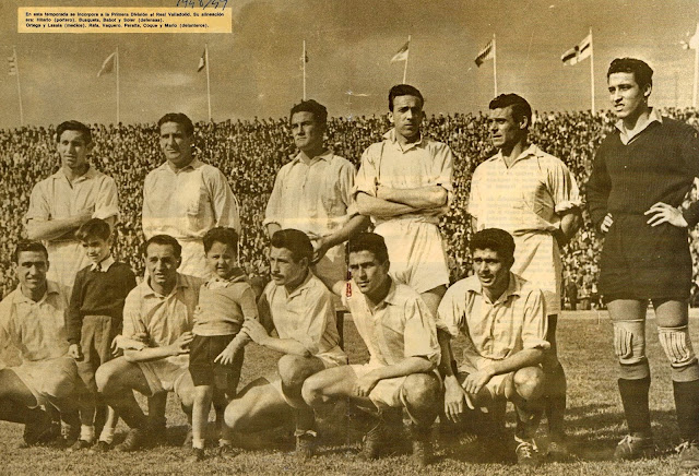 REAL VALLADOLID DEPORTIVO. Temporada 1948-49. Soler, Babot, Coque, Vaquero, Busquet, Hilario. Peralta, Rafa, Ortega, Lasala, y Mario. CLUB ATLÉTICO DE MADRID 2 🆚 REAL VALLADOLID DEPORTIVO 0. Domingo 17/04/1949. Campeonato de Liga de 1ª División, jornada 26. Madrid, estadio Metropolitano. GOLES: ⚽1-0: 8’, Mújica. ⚽2-0: 47’, Silva.