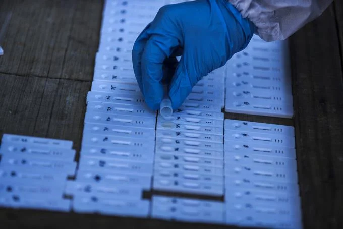 Dos médicos israelíes pronostican que Ómicron podría marcar el fin de la pandemia
