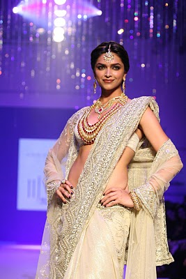 6. Deepika Padukone Hairstyle And Dress