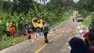 Truk Pemda Pasaman Alami Laka Lantas dengan Sepeda Motor