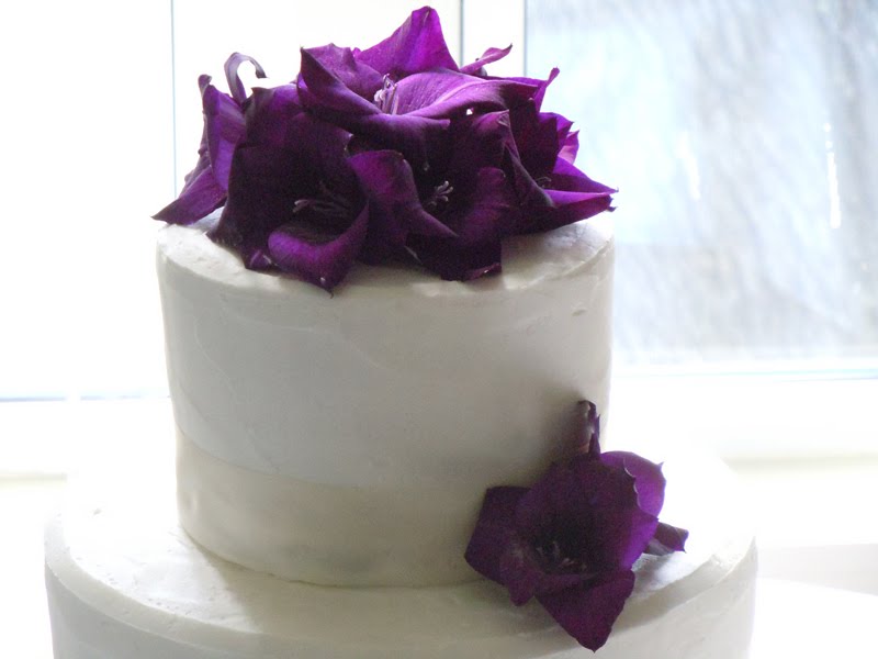 purple gladiolus blossoms on the wedding cake