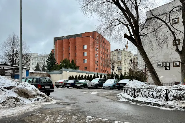 Фурманный переулок, Малый Козловский переулок, дворы, посольство Латвийской Республики (здание построено в 1989 году)