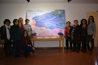 La diseñadora, las alumnas y las ediles posan junto a la obra realizada por la asociación AMIA con motivo del 25 de noviembre