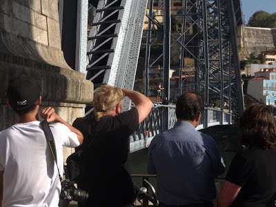 turistas fotografando meninos saltando da ponte Luis I no Porto