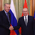 Videón, ahogy Putyin és Erdogan karonfogva sétál