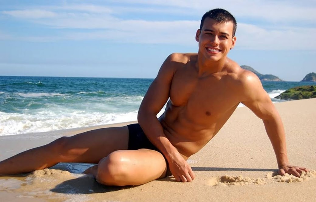 Гол пляж муж. Родриго Браго 2023. Юноши на пляже. Парни на пляже.
