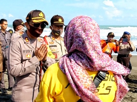 Tinjau Evakuasi Korban Tenggelam, Kapolres Himbau Masyarakat Tidak Mandi Di Sungai dan Laut