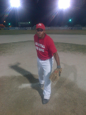 Rojos ganan y eliminan a los azules del torneo de softbol en la  liga Jos� G�mez.