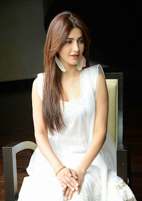 Shruti Haasan, Candid Photoshoot, bollywood actress, Indian Actress, Shruti Haasan Showcasing Her Stunning Figure In White Dress