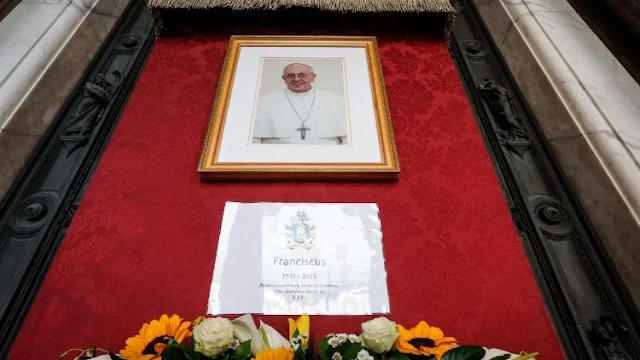 O translado do corpo do Papa Francisco a visita de fiéis ocorrerá nesta quarta-feira (23)