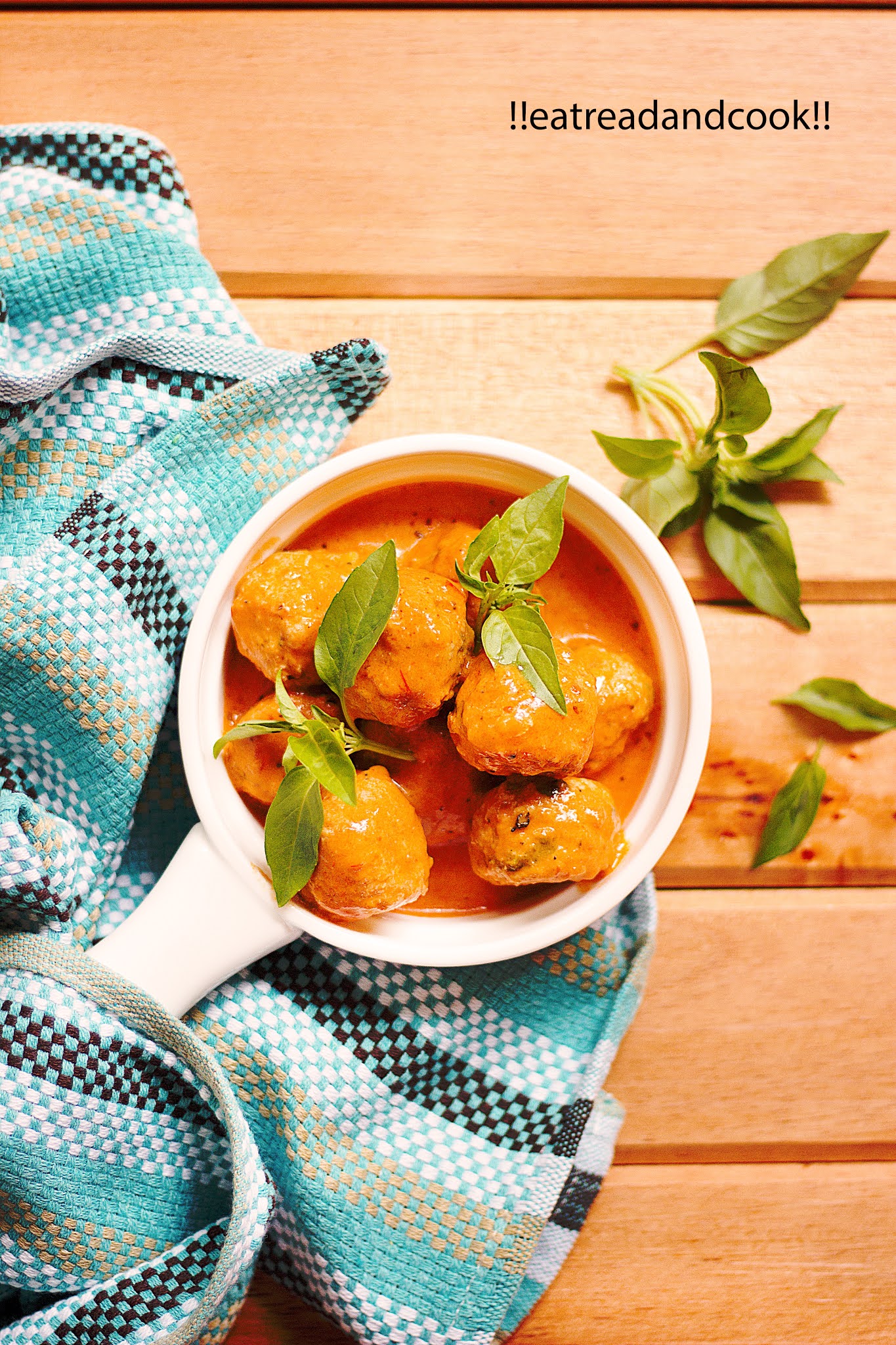 how to make chicken meatballs in a simple tomato sauce