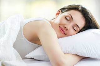 девушка спит обняв подушку