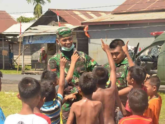 Satgas Yonif Kabaresi di Rawajaya Peduli Anak-anak Sekitar