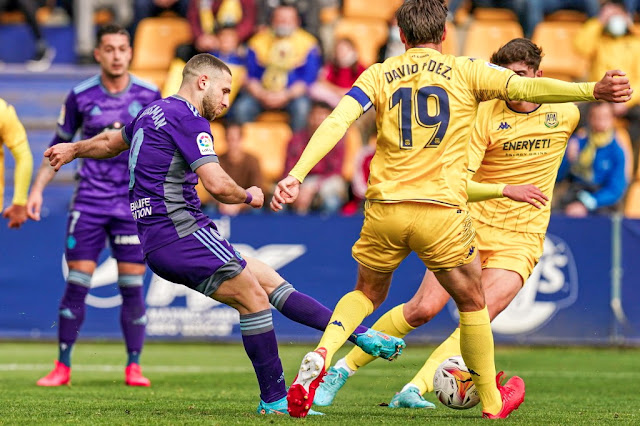 Shon Weisman ensaya el disparo tapado por Óscar Rivas y David Fernández. A. D. ALCORCÓN 1 REAL VALLADOLID C. F. 2 Domingo 27/03/2022, 18:15 horas. Campeonato de Liga de 2ª División, jornada 33. Alcorcón, Madrid, estadio Santo Domingo: 2.497 espectadores.