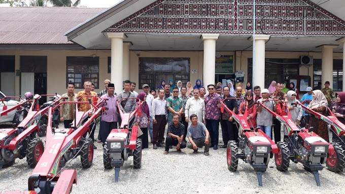 30 Kelompok Tani di Padang Pariaman Terima Alat Mesin Pertanian dari Bupati Ali Mukhni