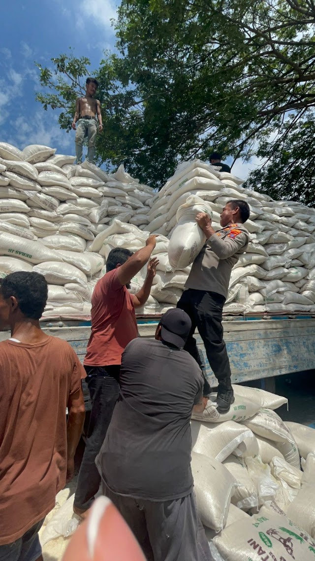 AKSI CEPAT TANGGAP KAPOLRES BATU BARA TERHADAP TRUK PENGANGKUT BERAS YANG MENGALAMI TUMPAH MUATAN 