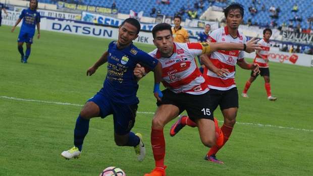 Madura United vs Persib Bandung