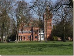 Lijsem (Lincent): het kasteel (gebouwd in 1905; neogotisch)
