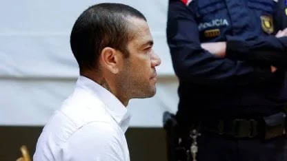 Dani Alves saldrá de la cárcel tras pagar una fianza de 1 millón de euros, tras ser acusado de violación.