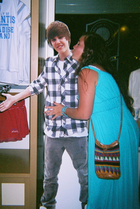 A Justin Bieber Fan Try to Kiss Justin Bieber cardboard in The Hotel
