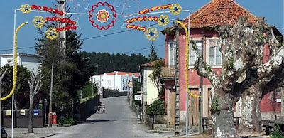 rua de uma vila enfeitada para festa