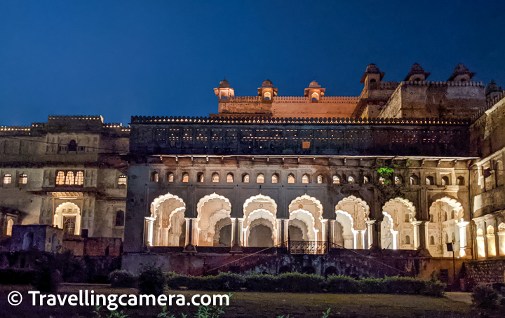 We have written about the magnificent and extraordinary fort of Orchha, Madhya Pradesh, in this post. Much of the knowledge that we shared here was gleaned from the highly informative and interesting Sound and Light Show that the Fort hosts every evening. We had visited Orchha in October 2021 and at that point in time, the Sound and Light show had resumed in view of the ebb in the pandemic. Now that we are in the middle of the third way, I think it might be better to wait before you head there.