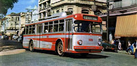 Trólebus FIAT/Alfa-Romeo circulando na rua General Câmara próximo à Praça Mauá - centro de Santos - 1969 Almanaque de Santos