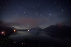 本栖湖　富士山　星空　１４ｍｍ