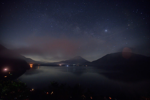 本栖湖　富士山　星空　１４ｍｍ