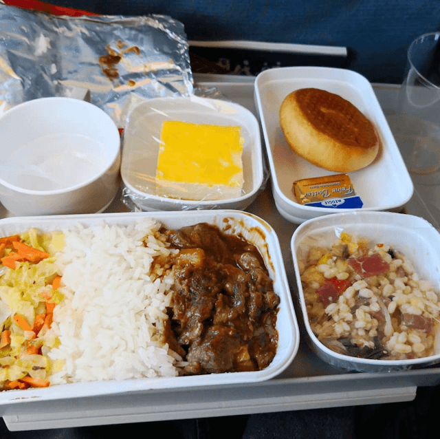 Hãng hàng không Trung Quốc Air China phục vụ hành khách cơm bò, salad ngũ cốc và một miếng bánh mì kèm với bơ để phết lên. Bên cạnh đó còn có món tráng miệng là một miếng bánh ngọt.