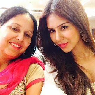 Sonam Bajwa dan ibunya