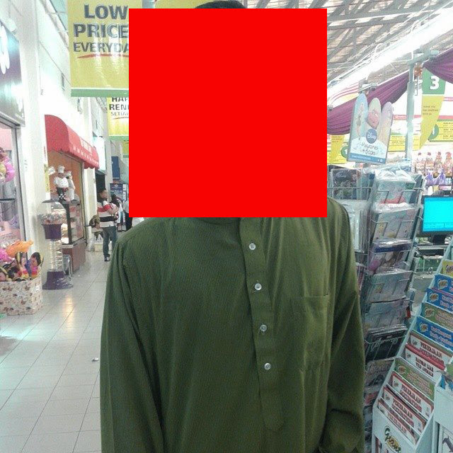 Pelakon berbaju melayu Shopping di Gaint