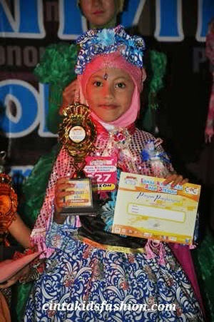  Baju  Princess Anna Batik Modern Juara Fashion  Show  