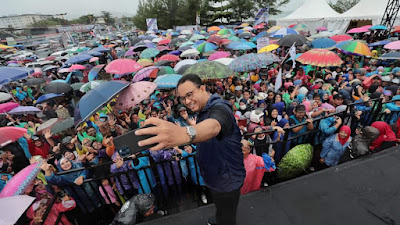 Hujan Lebat Tak Urungkan Niat Warga Ketemu Anies Baswedan di Kota Padang