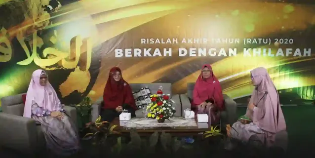 Kurang lebih 80 ribu peserta Muslimah dari seluruh Nusantara dan juga dari luar negeri mengikuti digital event nasional khusus Muslimah, Risalah Akhir Tahun 2020 dengan mengangkat tema besar, ‘Berkah dengan Khilafah”. Hari ini (26/12/2020) menjadi catatan sejarah kaum perempuan menginginkan hidup mulia dalam Khilafah dan meninggalkan demokrasi. Acara dibuka oleh Hj. Firda Muthmainnah S.Si, beliau merupakan aktivis dakwah selaku master ceremony (mc).