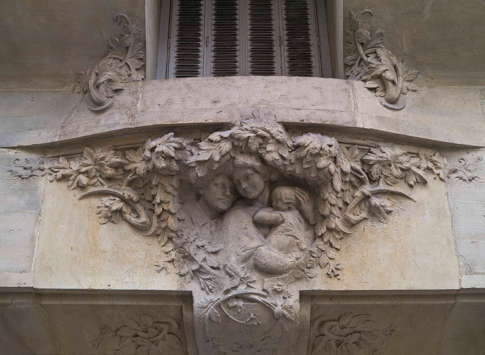 2 rue Balny d Avricourt XVIIe sculpture de Jules Rispal immeuble de 1910 Ce serait vraisemblablement une de ses derni¨res Å“uvres puisque il disparait en