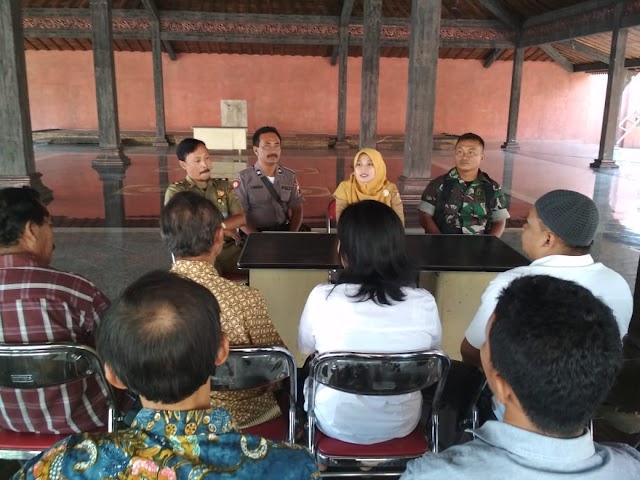 BABINSA GENTAN-BAKI DAMPINGI MEDIASI PENERTIBAN PARKIR BECAK MILIK WARGA 
