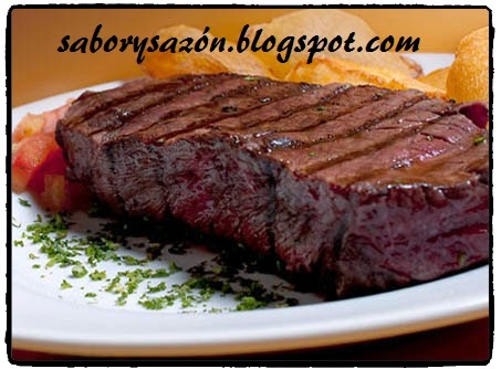 BIFE DE CHORIZO CROCANTE CON PAPA RELLENA Y TOMATE A LA PARRILLA CON ENSALADA Y GUARNICIONES