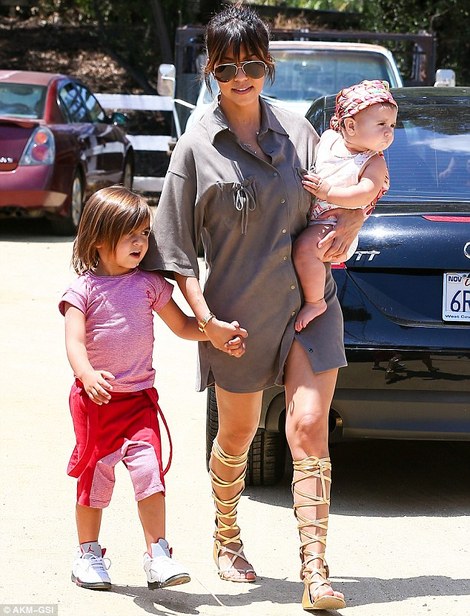 ... -kardashian-and-chanel-resort-2011-gold-gladiator-sandals-gallery.jpg ... -kardashian-and-chanel-resort-2011-gold-gladiator-sandals-gallery.jpg