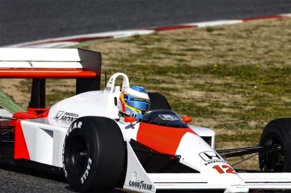 Fernando Alonso a bordo del McLaren MP4/4 DE Senna