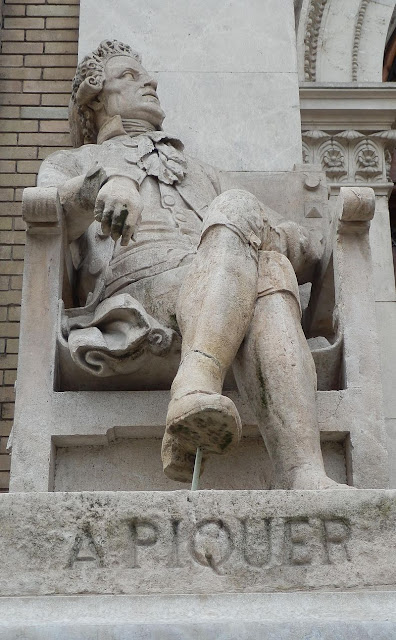 Estatua de Andrés Piquer, obra de Jaime Lluch, en el Paraninfo de la Universidad de Zaragoza (Antigua Facultad de Medicina).