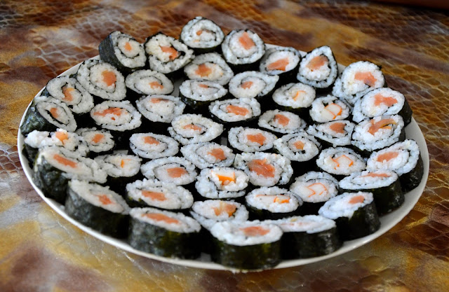 Marokanka przyrządza… sushi z łososiem i surimi