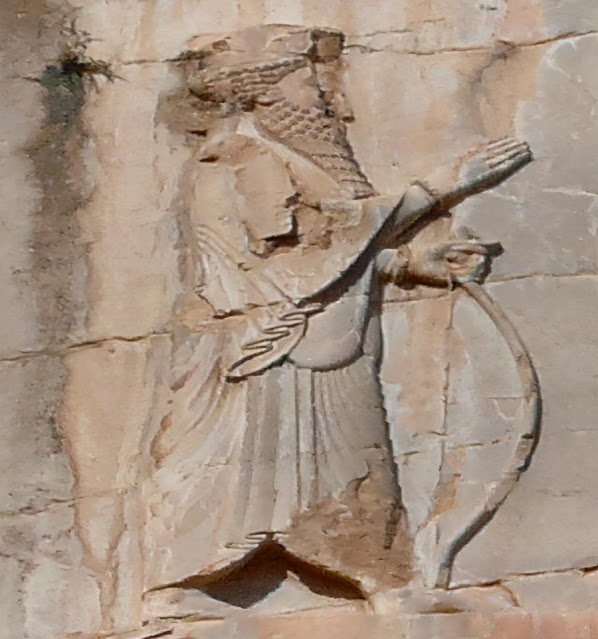 Наскальный рельеф Ксеркса на его могиле в Накше-Рустаме.