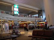 The inside of the Delhi airport is very nice and modern: (airport)