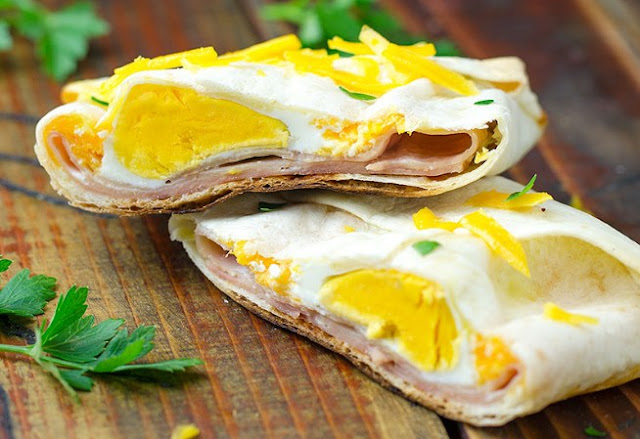 EASY HAM AND CHEESE BREAKFAST POCKETS