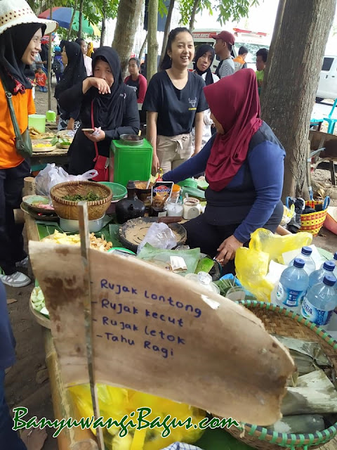 Aneka rujak di Pasar Wit-Witan Singojuruh.