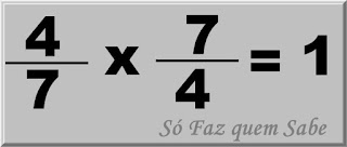 Ilustração mostrando que a multiplicação do número fracionário 4/7 por seu inverso 7/4 tem como resultado a unidade, ou seja, 1