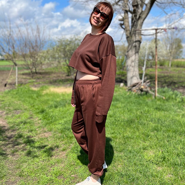 https://femmeluxe.co.uk/chocolate-oversized-long-sleeve-crew-neck-raw-hem-crop-sweatshirt-cuffed-joggers-loungewear-set-averi