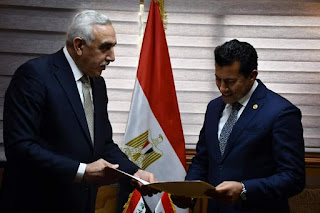 وزير الشباب والرياضة يلتقي سفير العراق بمصر ويتسلم دعوة حضور "خليجي 25"