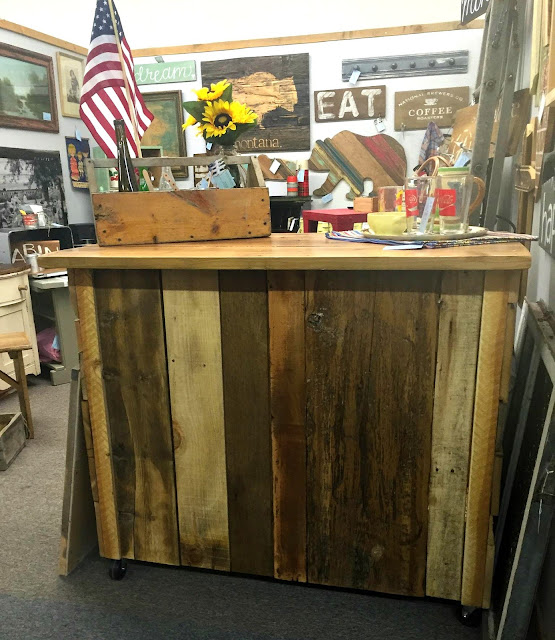 barn wood, salvaged wood, reclaimed wood, bar, antique booth, display, counter, http://goo.gl/0Bl7XE